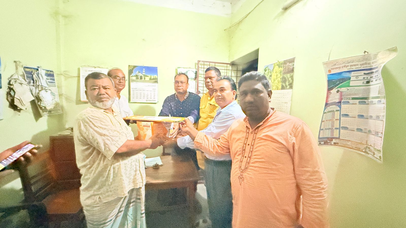 ভোলাহাটে মসজিদ ও ক্লাবে ফ্যান বিতরণ করলেন বিএনপি নেতা ড. এস এ অপু