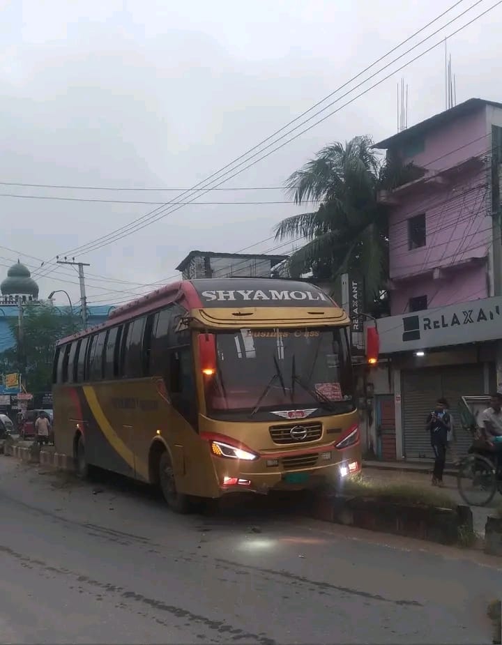 দিনাজপুরে বাস নিয়ন্ত্রণ হারিয়ে রোড ডিভাইডারে, অল্পের জন্য রক্ষা পেলেন যাত্রীরা,
