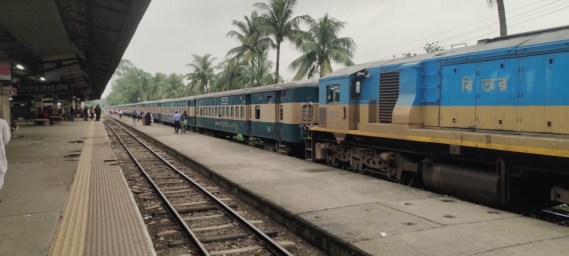 এগারো সিন্ধুর প্রভাতীতে বিনা টিকিটে যাত্রী পরিবহন রেলওয়ের নজরদারি প্রশ্নবিদ্ধ!!