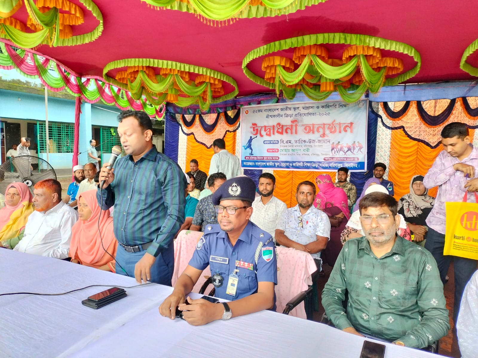 হরিণাকুণ্ডুতে ক্রীড়া প্রতিযোগিতার উদ্বোধন উপজেলাতে।