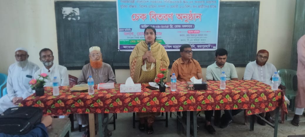 পাঁচবিবিতে মেধাবী ও বিশেষ চাহিদা সম্পন্ন ছাত্রীর মাঝে চেক বিতরণ।