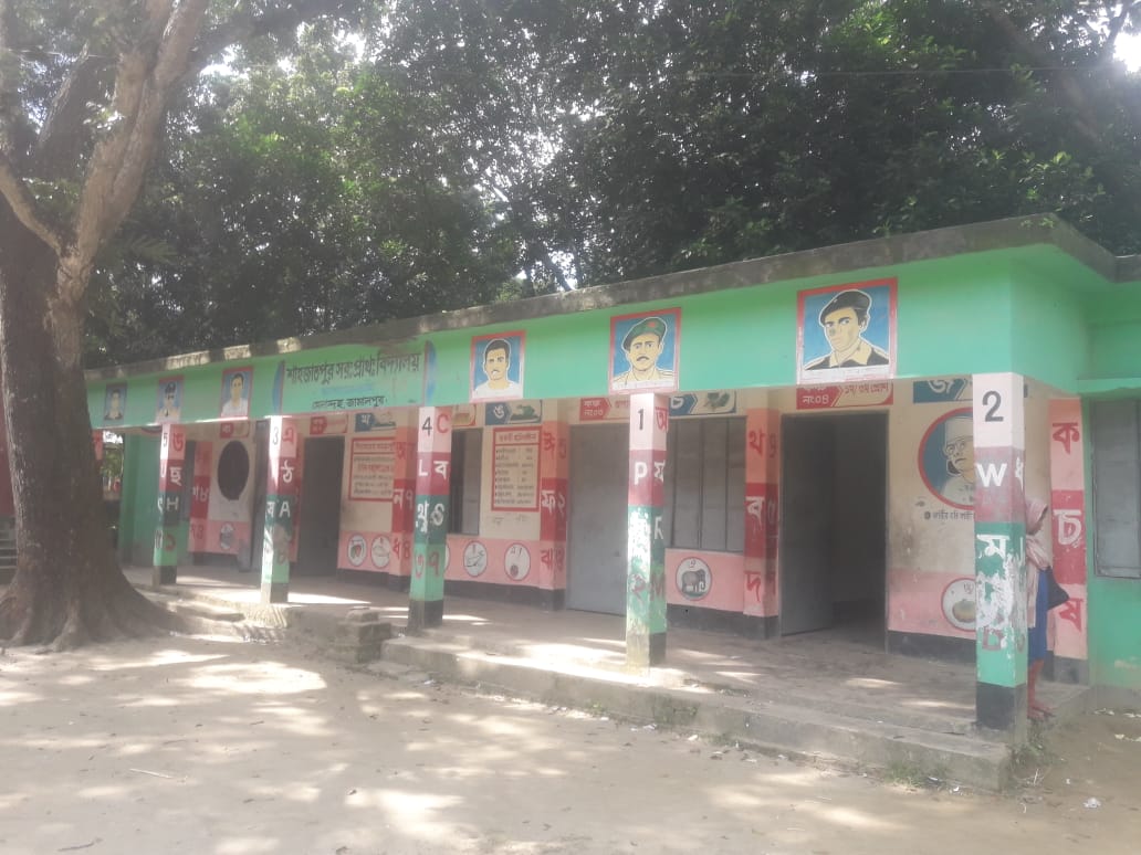 মেলান্দহ শাহাজাতপুর সরকারী প্রাথমিক বিদ্যালয় ঝুঁকিপূর্ণ ভবনে বাচ্চাদের পাঠদান।