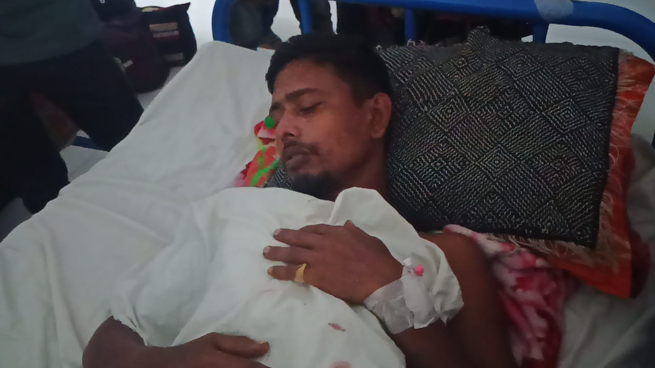 জয়পুরহাটে পরকীয়ার জেরে হামলা, যুবক হাসপাতালে,,