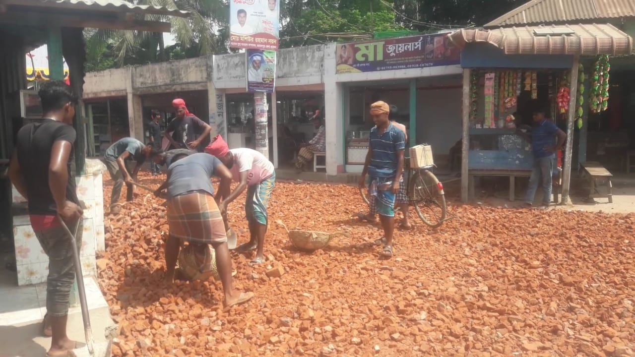 মেলান্দহ টঙ্গী বাজার কালিবাড়ি তিন নাম্বার ইট দিয়ে রাস্তার কাজ করছে করিম ।