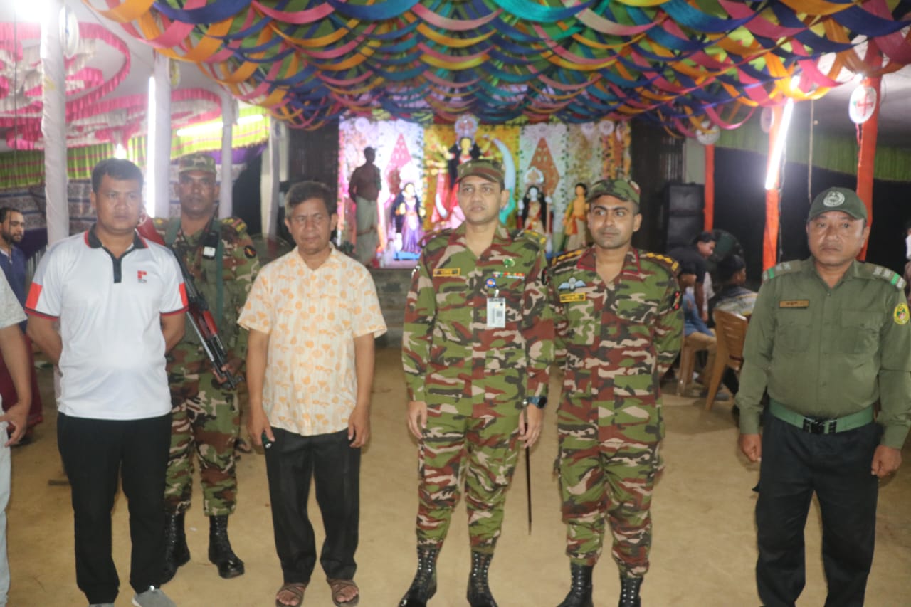 পূজামণ্ডপে জোন অধিনায়কের অনুদান, নিরাপত্তার আশ্বাস।