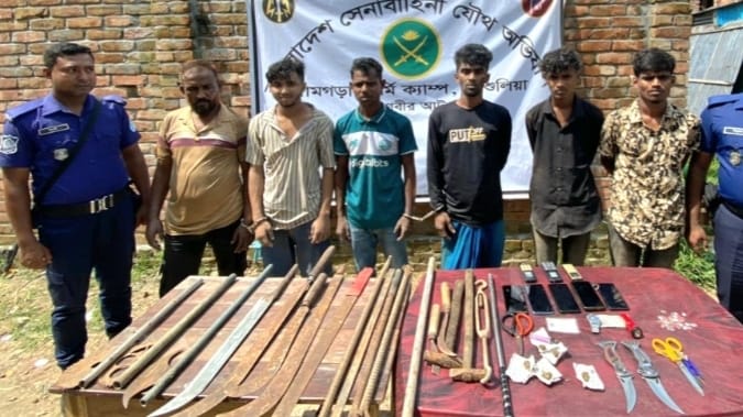 ঢাকা আশুলিয়া কিশোর গ্যাং লিডার সহ ৬ জনকে আটক করেছে যৌথ বাহিনী।