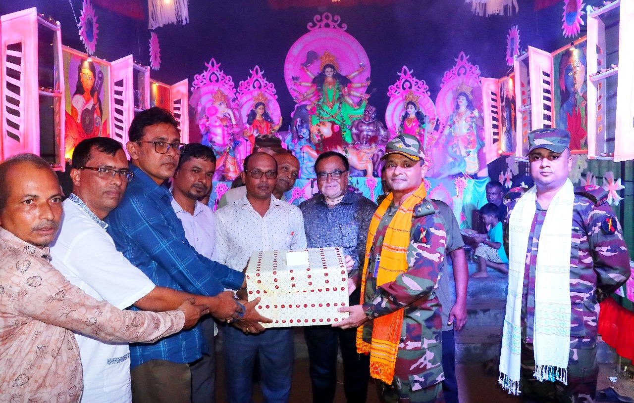 খাগড়াছড়িতে ব্রিগেড কমান্ডারের বিভিন্ন পূজা মন্ডপ পরিদর্শন