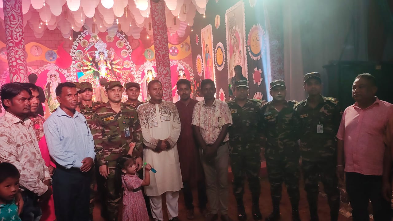 দীঘিনালায় পূজামণ্ডপে সেনাবাহিনীর অনুদান, শান্তি ও সম্প্রীতির বার্তা জোন অধিনায়কের,,