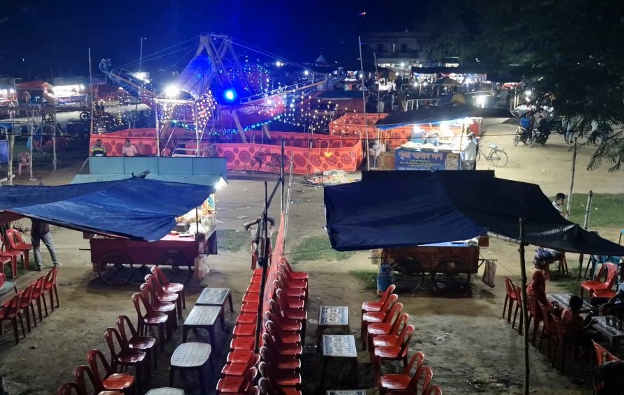 চাঁপাইনবাবগঞ্জে খেলার মাঠ দখল করে হোটেল-রেস্তোরা, বাজার বসিয়ে চাঁদাবাজি,,