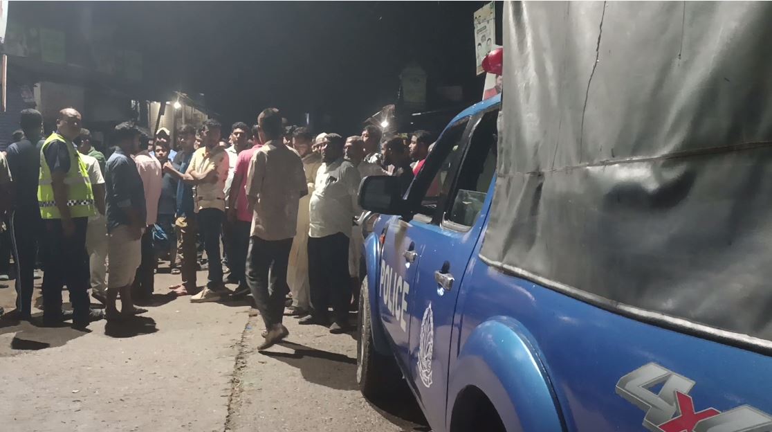 রাজাপুরে বিএনপি নেতা সৈকতের গাড়িবহরে হামলা, হত্যা চেষ্টার অভিযোগ,,