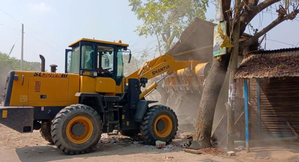 ঝিনাইদহে ভ্রাম্যমাণ আদালতের অভিযানে অধিগ্রহণকৃত জমি দখলমুক্ত করলো সড়ক বিভাগ,