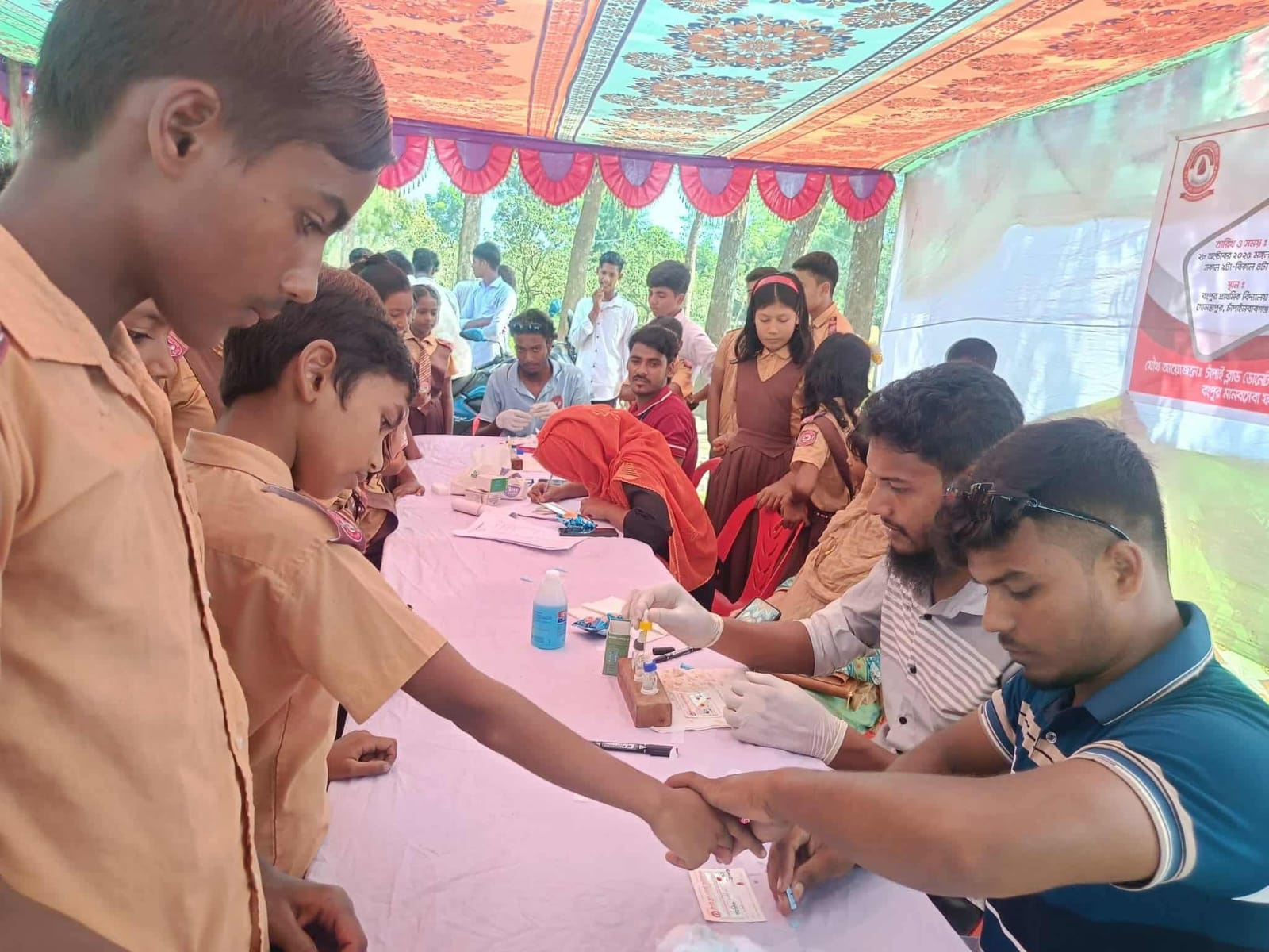 গোমস্তাপুরে চাঁপাই ব্লাড ডোনেট ফাউন্ডেশন ও বংপুর মানব সেবা ফান্ড এর আয়োজনে বিনামূল্যে রক্তের গ্রুপ নির্ণয়,,
