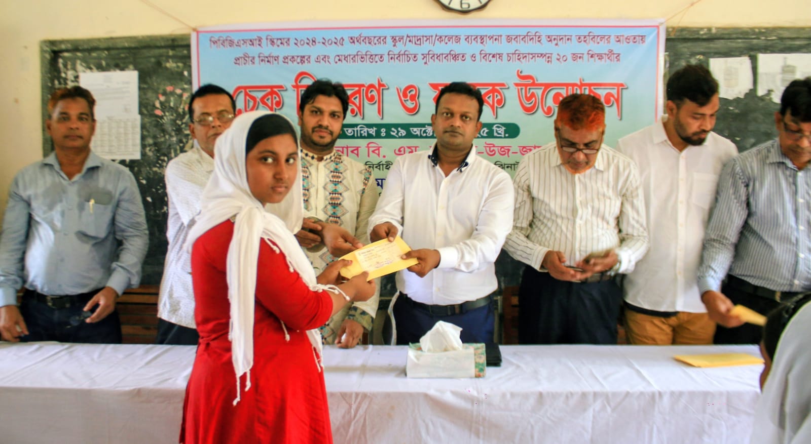 হরিণাকুণ্ডুতে স্কুলে শিক্ষার্থীদের চেক বিতরণ ও প্রাচীর নির্মাণের ফলক উন্নোচন,