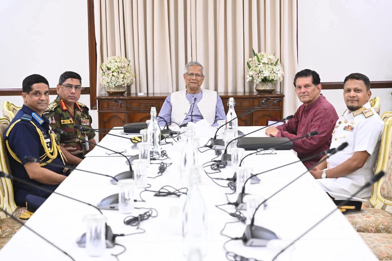 প্রধান উপদেষ্টার সঙ্গে তিন বাহিনীর প্রধানের সাক্ষাৎ, নির্বাচন প্রস্তুতি নিয়ে আলোচনা,