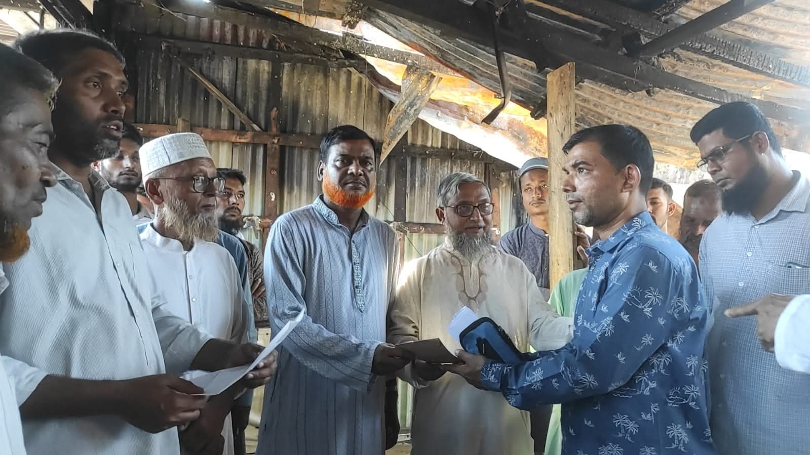 খাগড়াছড়ি মহালছড়িতে আগুনে ক্ষতিগ্রস্ত ব্যবসায়ীদের মাঝে বাংলাদেশ জামায়াতে ইসলামীর সহায়তা প্রদান,,