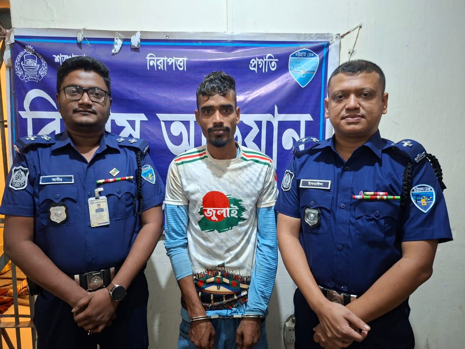 খাগড়াছড়িতে পুলিশের অভিযানে চুরি হওয়া স্বর্ণালঙ্কার সহ দুইজন গ্রেপ্তার।