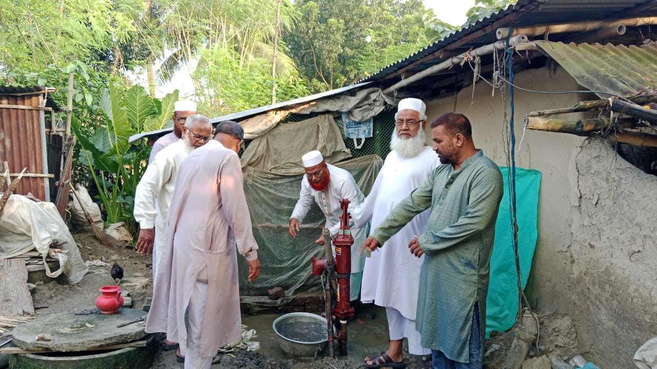 মেহেরপুর জেলা জামায়াতের উদ্যোগে শিবপুর গ্রামে অসহায় পরিবারের মাঝে টিউবয়েল স্থাপন।