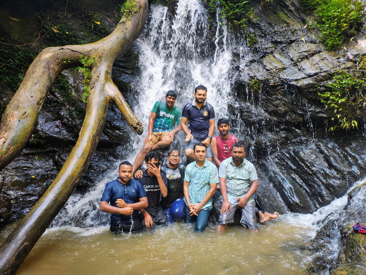 অরণ্যের নিঃশব্দ স্রোতে শিলাছড়া ঝরনার আহ্বান”