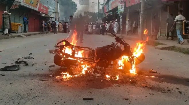 বোয়ালমারীতে বিএনপির দুই গ্রুপের রণক্ষেত্র: ভাঙচুর, অগ্নিসংযোগ, আহত ২৫,,