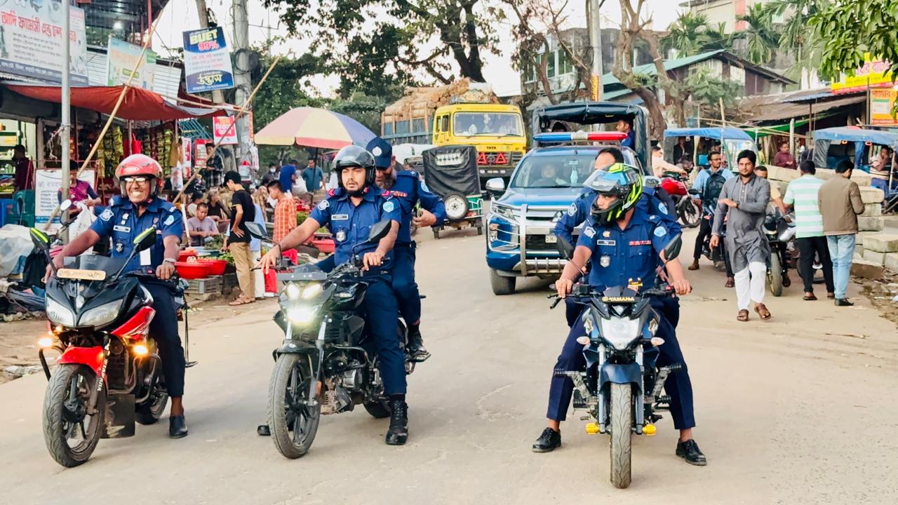 দীঘিনালায় আইন-শৃঙ্খলা স্বাভাবিক রাখতে পুলিশের ডমিনেন্স পেট্রোলিং,,