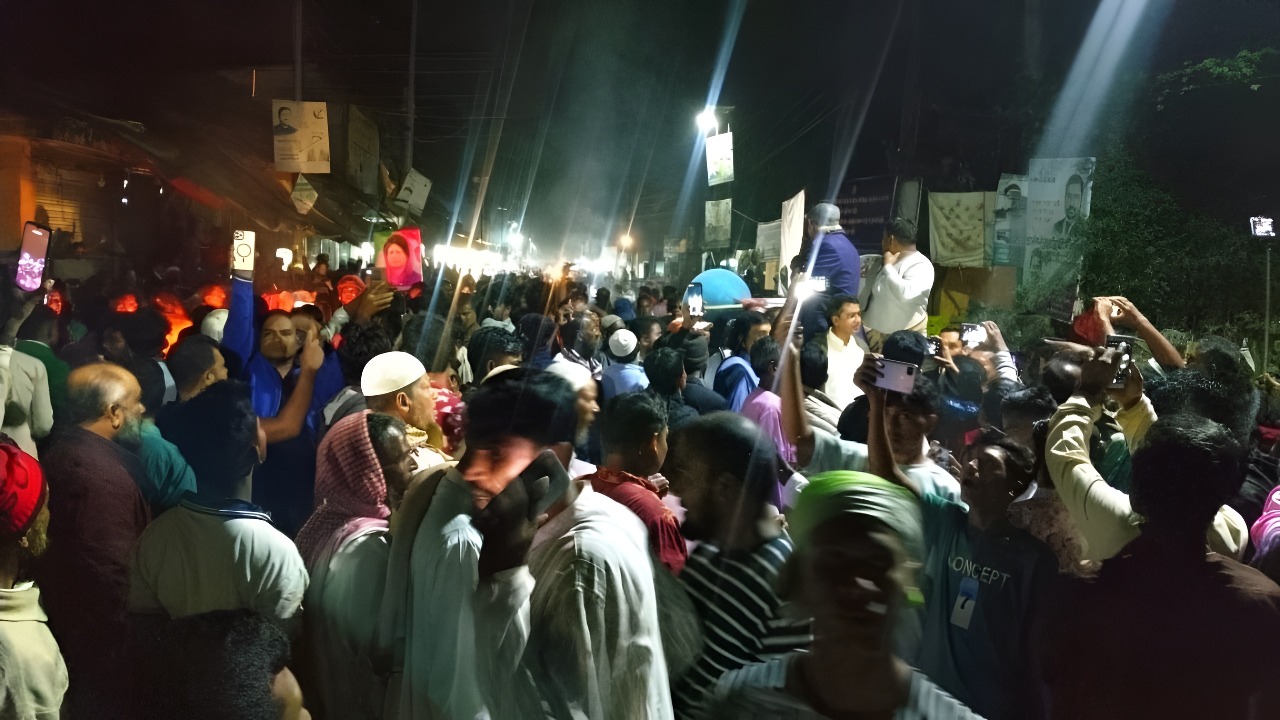 “হাতিয়ায় বিএনপির মনোনয়ন পরিবর্তনের দাবিতে মশাল মিছিল : দুই পক্ষের সংঘর্ষ,,