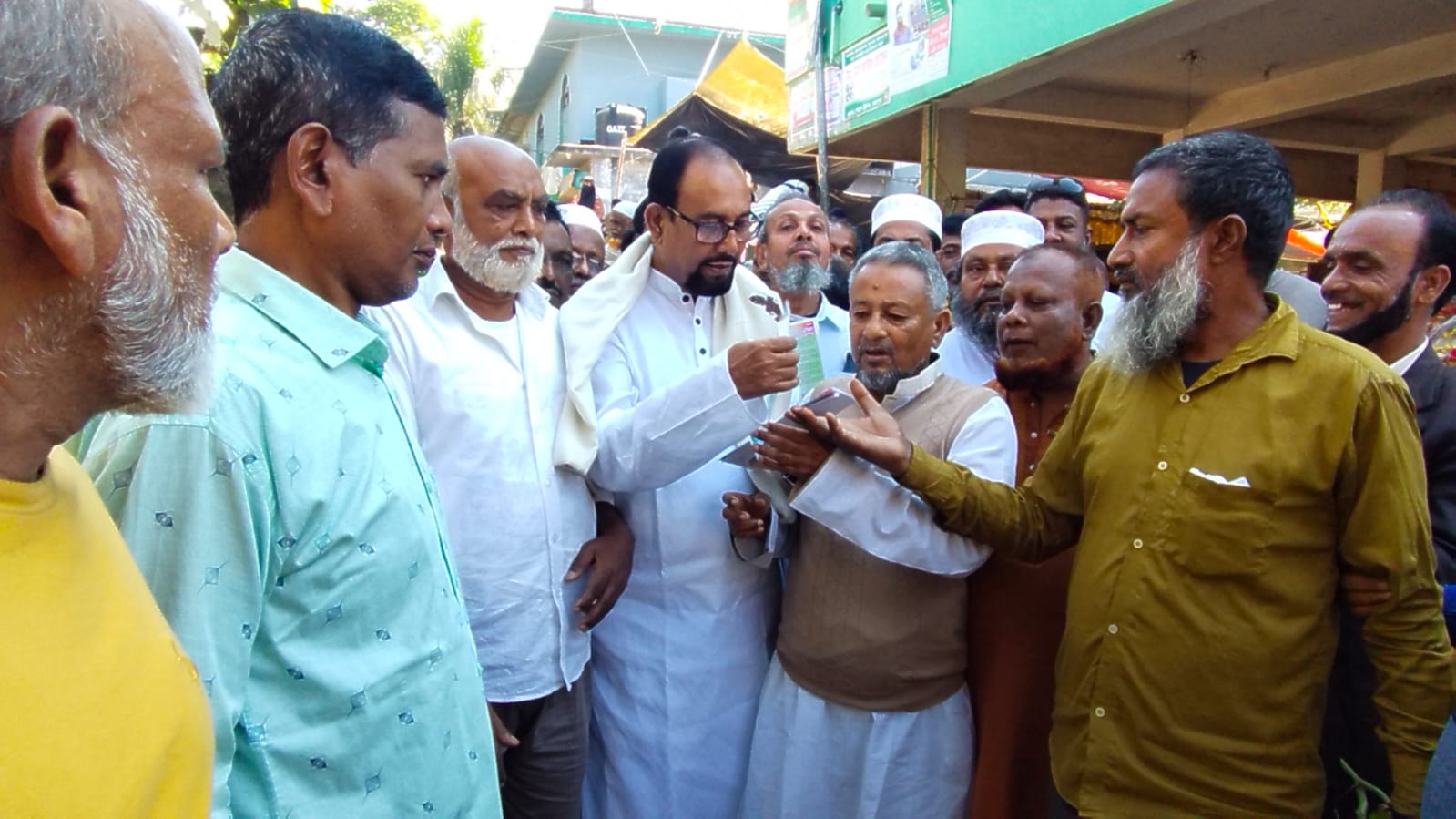রাজাপুরে বিএনপির রাষ্ট্রকাঠামো ৩১ দফা লিফলেট বিতরণ,