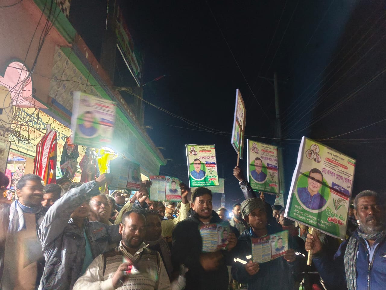 গোমস্তাপুরে আশরাফ হোসেন আলিমের পক্ষে গণসংযোগ ও লিফলেট বিতরণ,