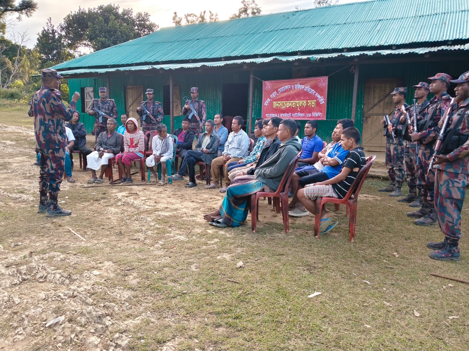 দূর্গম পাহাড়ে নির্বাচন ঘিরে সচেতনতামূলক আলোচনা করল ৫৪ বিজিবি,,