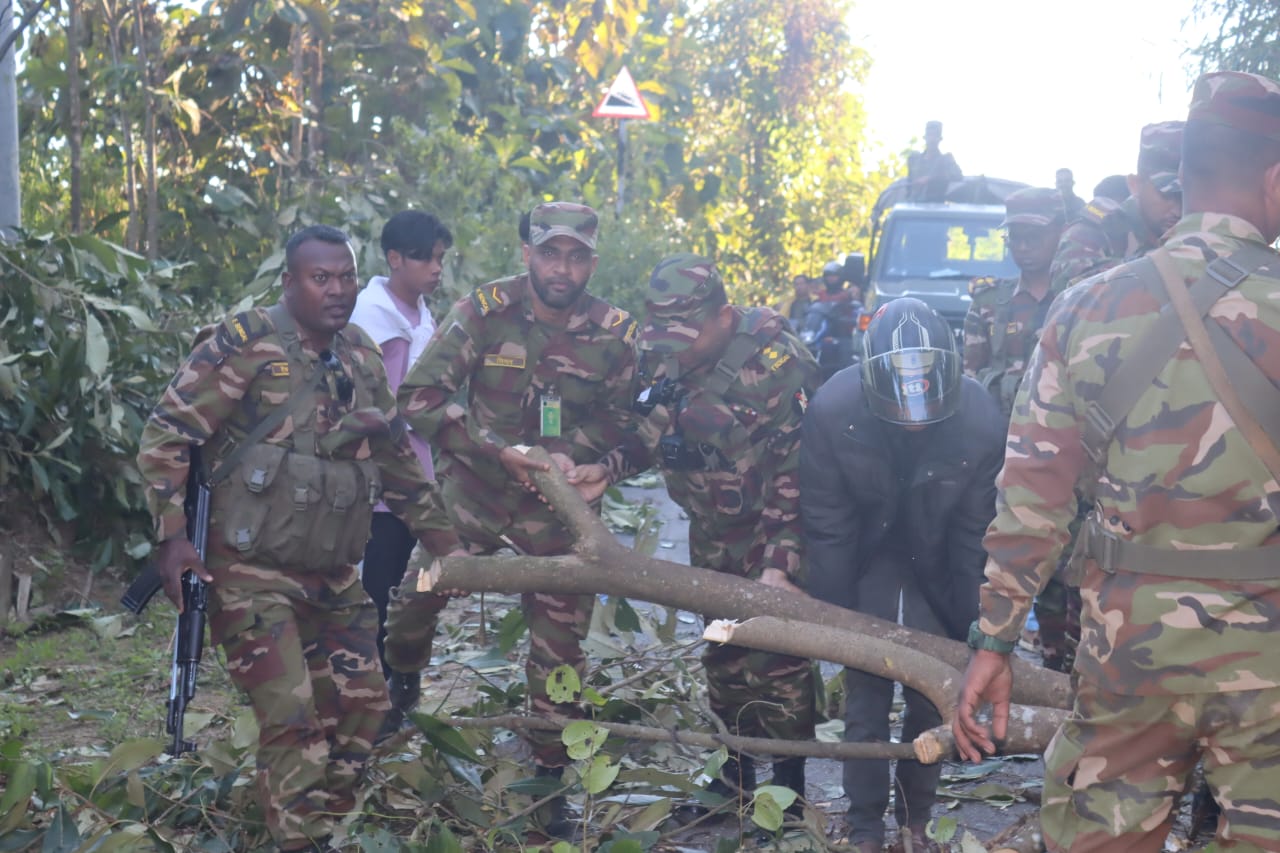 সাজেকে বনবিভাগের কার্যালয়ে হামলা-ভাঙচুর ও লুটপাট, বনরক্ষী আহত,,