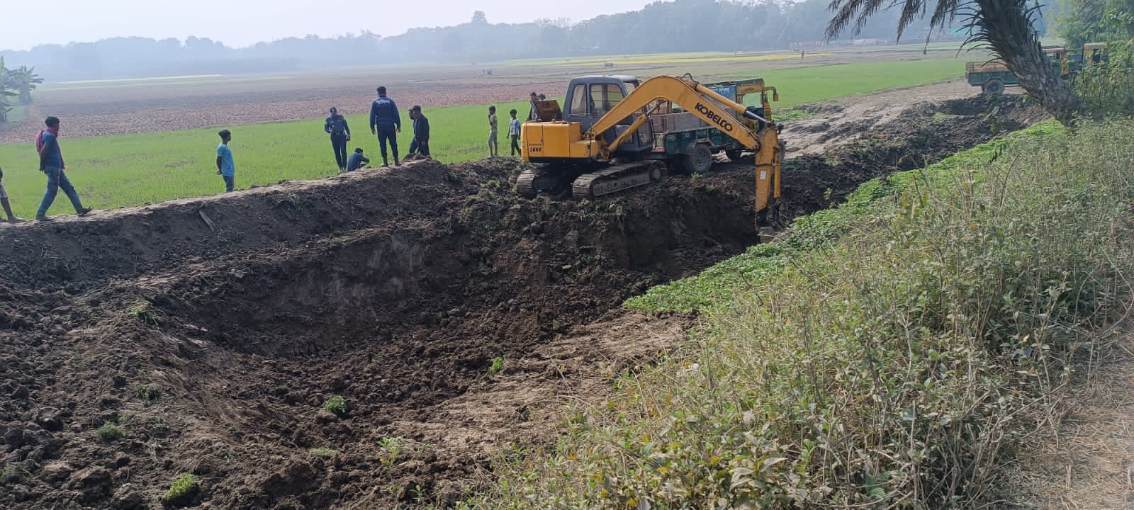 হরিণাকুণ্ডুতে অবৈধভাবে মাটি উত্তোলনের দায়ে জরিমানা,,