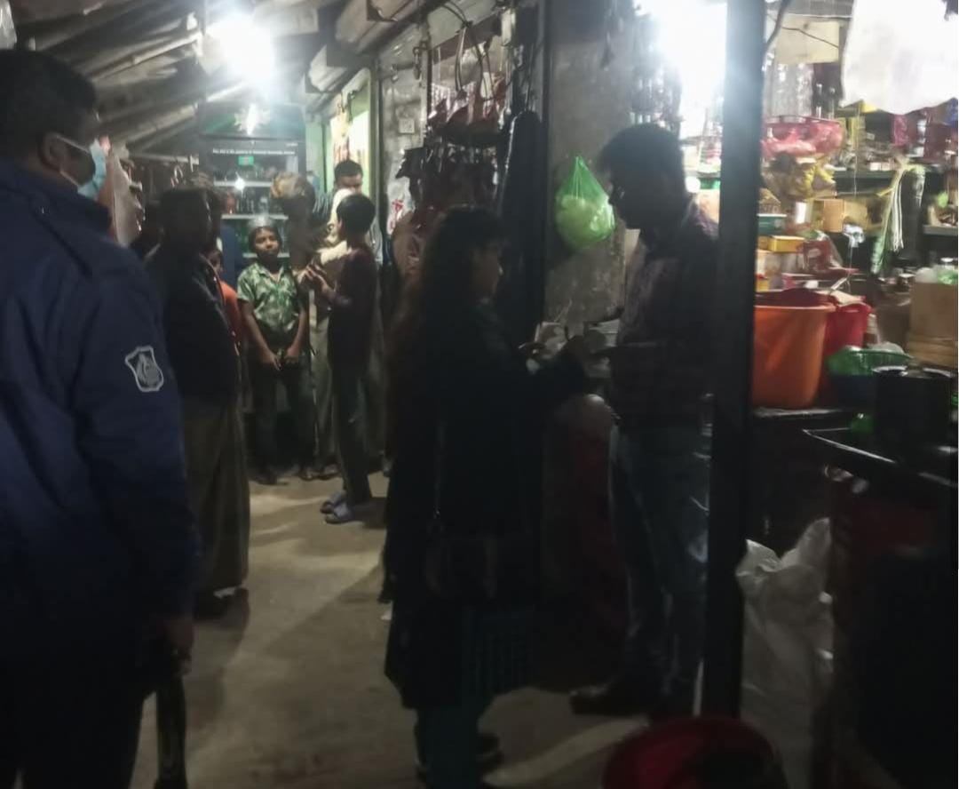 হরিণাকুণ্ডুতে খোলা বাজারে পেট্রোল বিক্রি: দুই দোকানিকে জরিমানা,,