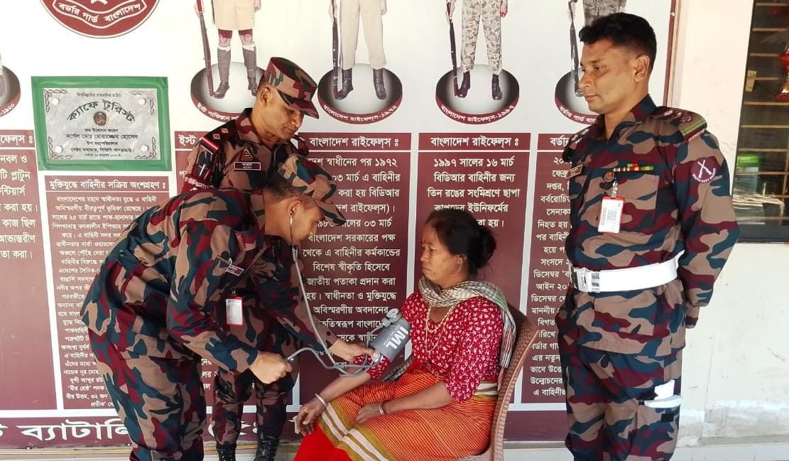 সীমান্তের মানবিক মুখ: সাজেকে অসহায় দম্পতিকে সহায়তা করল বিজিবি,,