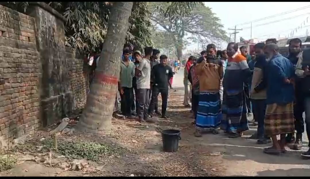 মুজিবনগরে  বিএনপির কার্যালয়ের পাশ থেকে লাল টেপ মোড়ানো ককটেল সাদৃশ্য বস্তু উদ্ধার,,