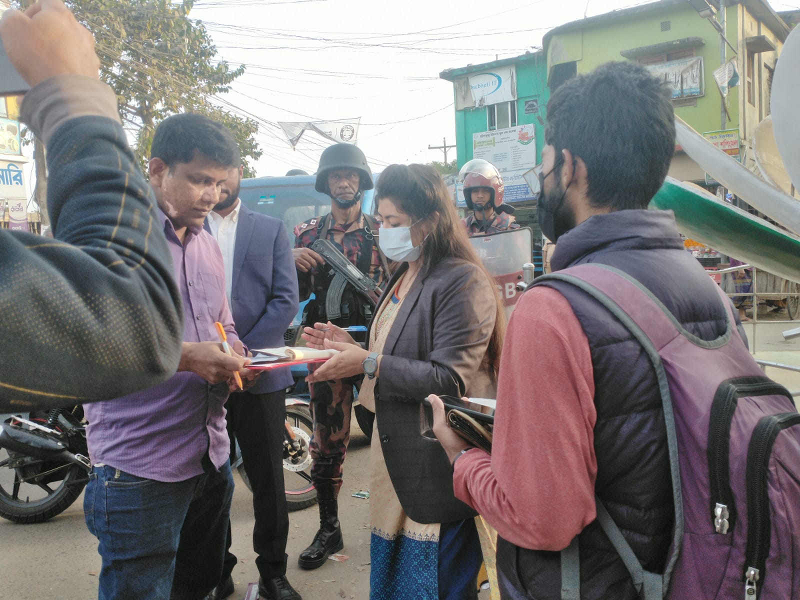হরিণাকুণ্ডুতে ভ্রাম্যমাণ আদালতের অভিযান: সড়ক পরিবহন আইনে জরিমানা আদায়,,