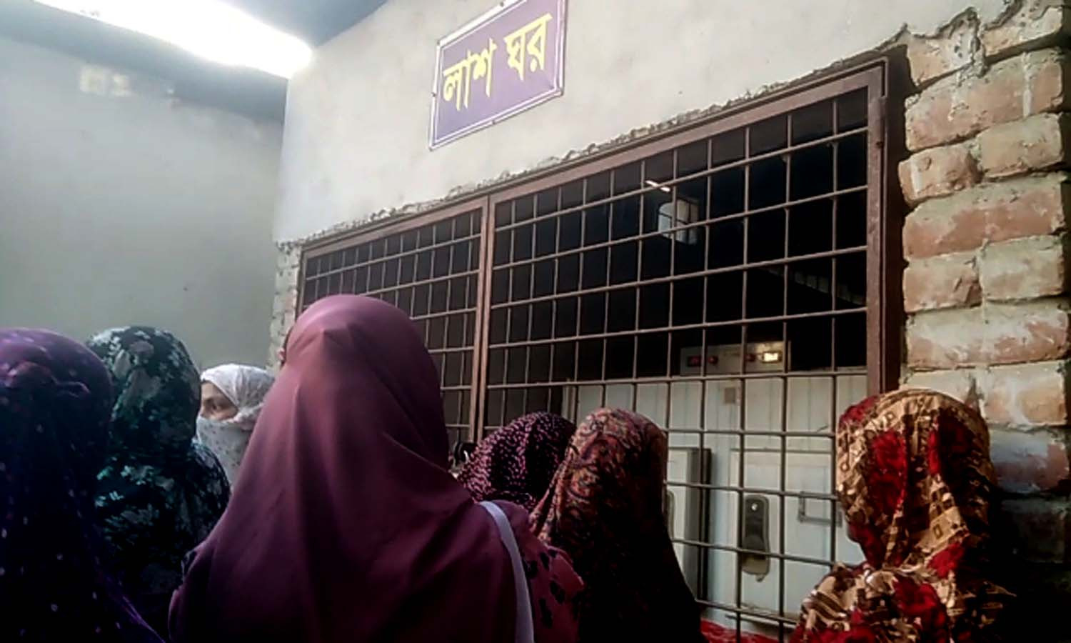 হরিণাকুণ্ডুতে ইজি বাইকের চাকায় ওড়না পেচিয়ে কলেজ ছাত্রীর মৃত্যু,,