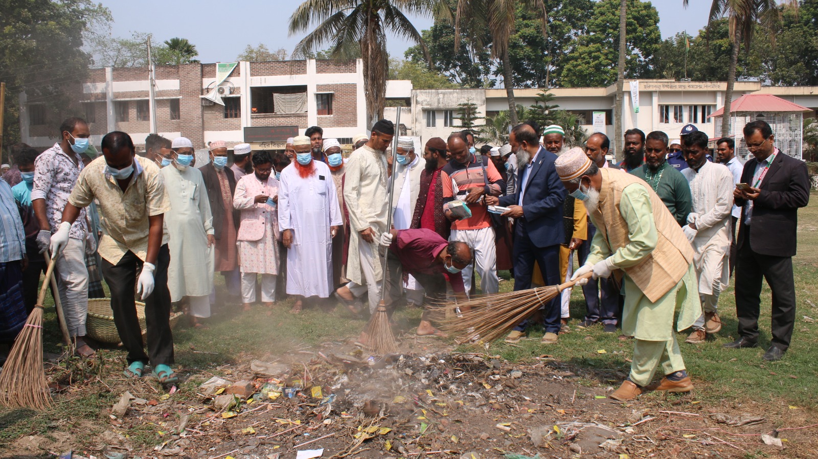 হরিণাকুণ্ডু স্বাস্থ্য কমপ্লেক্সে পরিচ্ছন্নতা অভিযানের মাধ্যমে এমপি আবু বকরের কর্মতৎপরতা শুরু,,