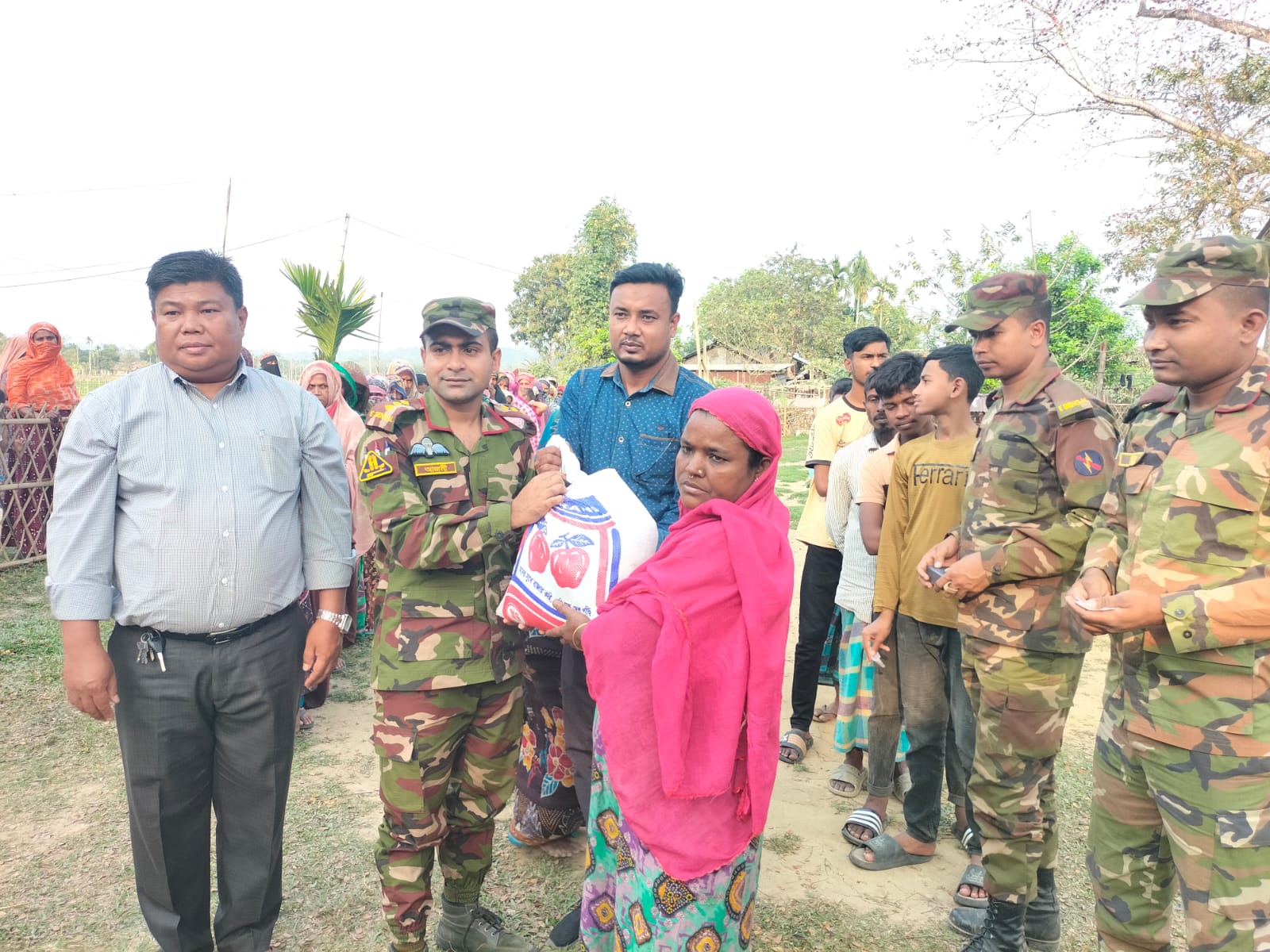 রমজানের বার্তা ছড়িয়ে দীঘিনালায় সেনাবাহিনীর সহায়তা কার্যক্রম,,