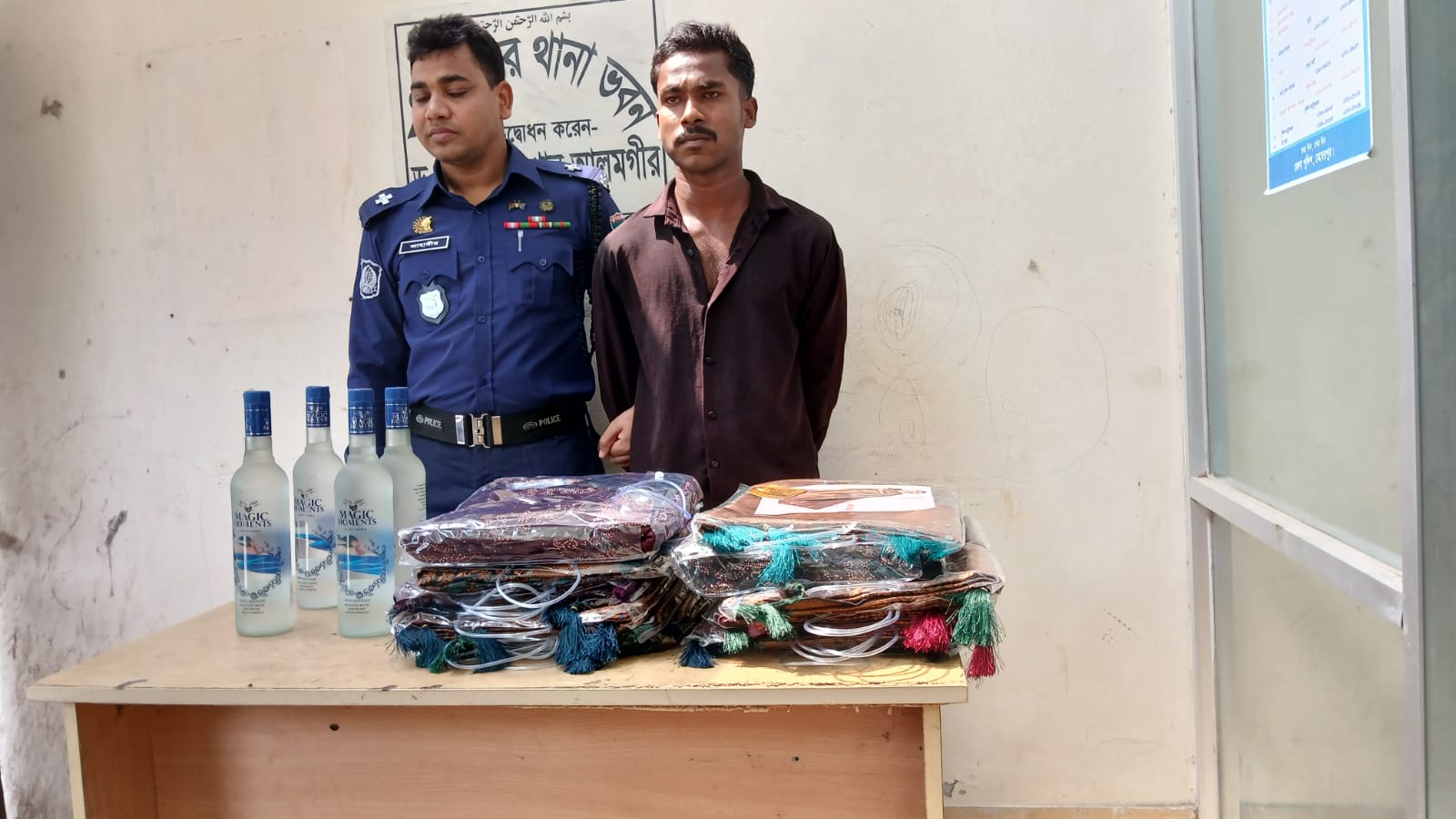 মেহেরপুর বিজিবির অভিযানে ভারতীয় শাড়ি ও মাদক সহ আটক০১