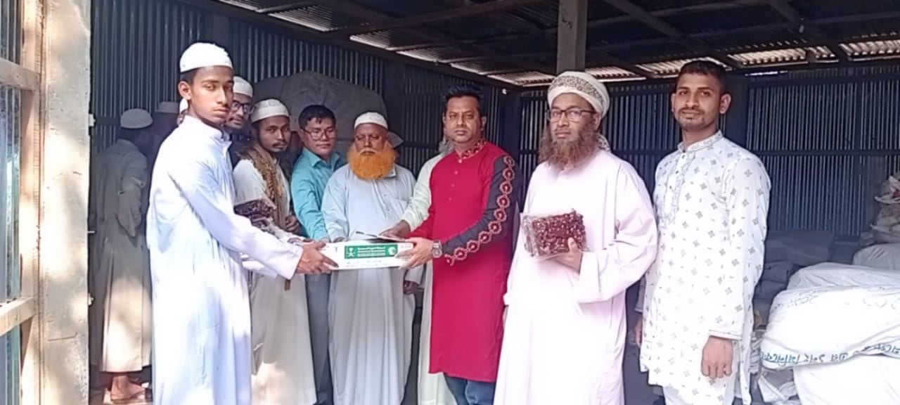 দীঘিনালায় ১২ কার্টন খেজুর বিতরণ
