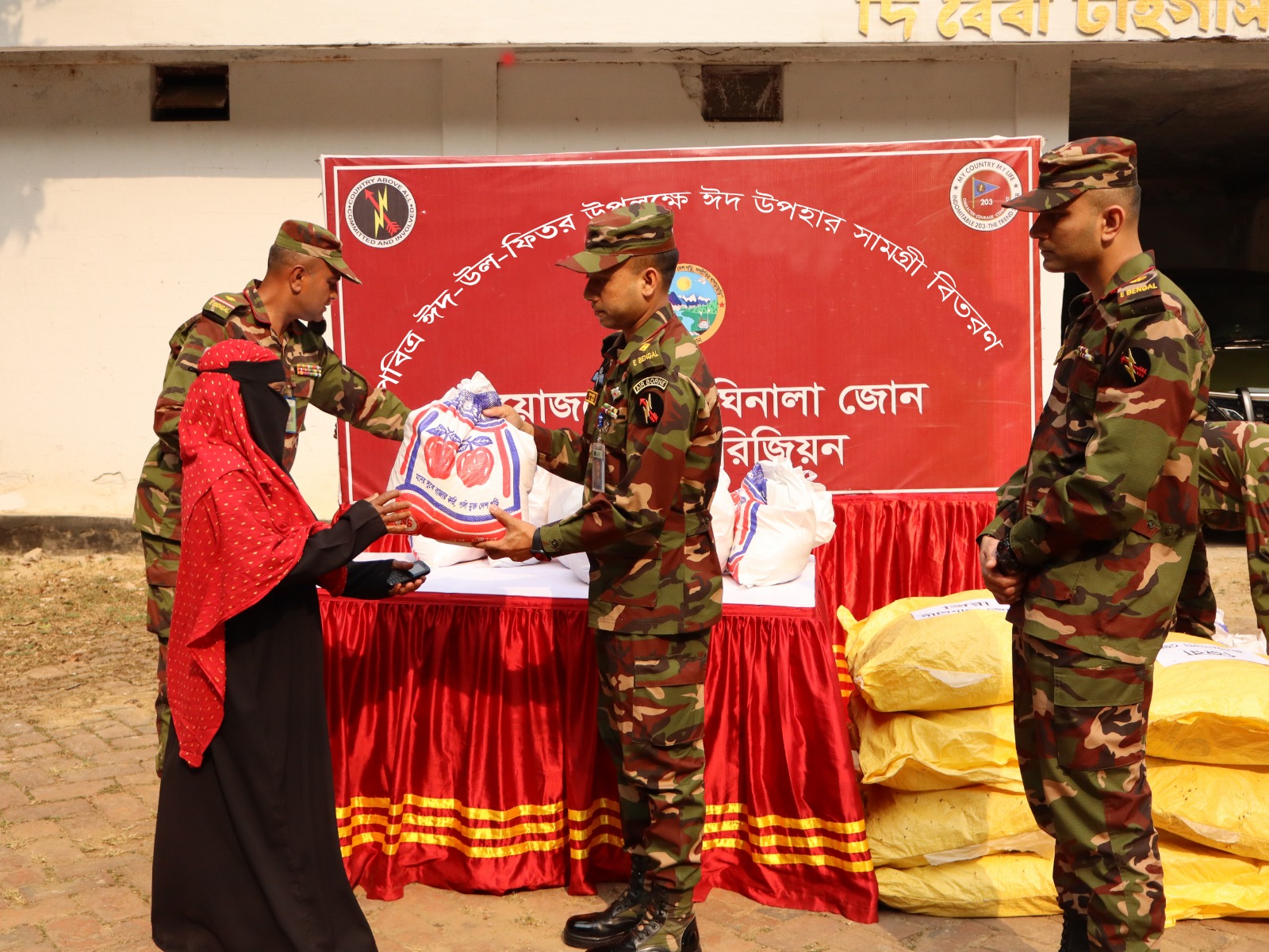 রমজানে অসহায়দের পাশে সেনাবাহিনী: দীঘিনালায় ইফতার সামগ্রী ও অনুদান বিতরণ