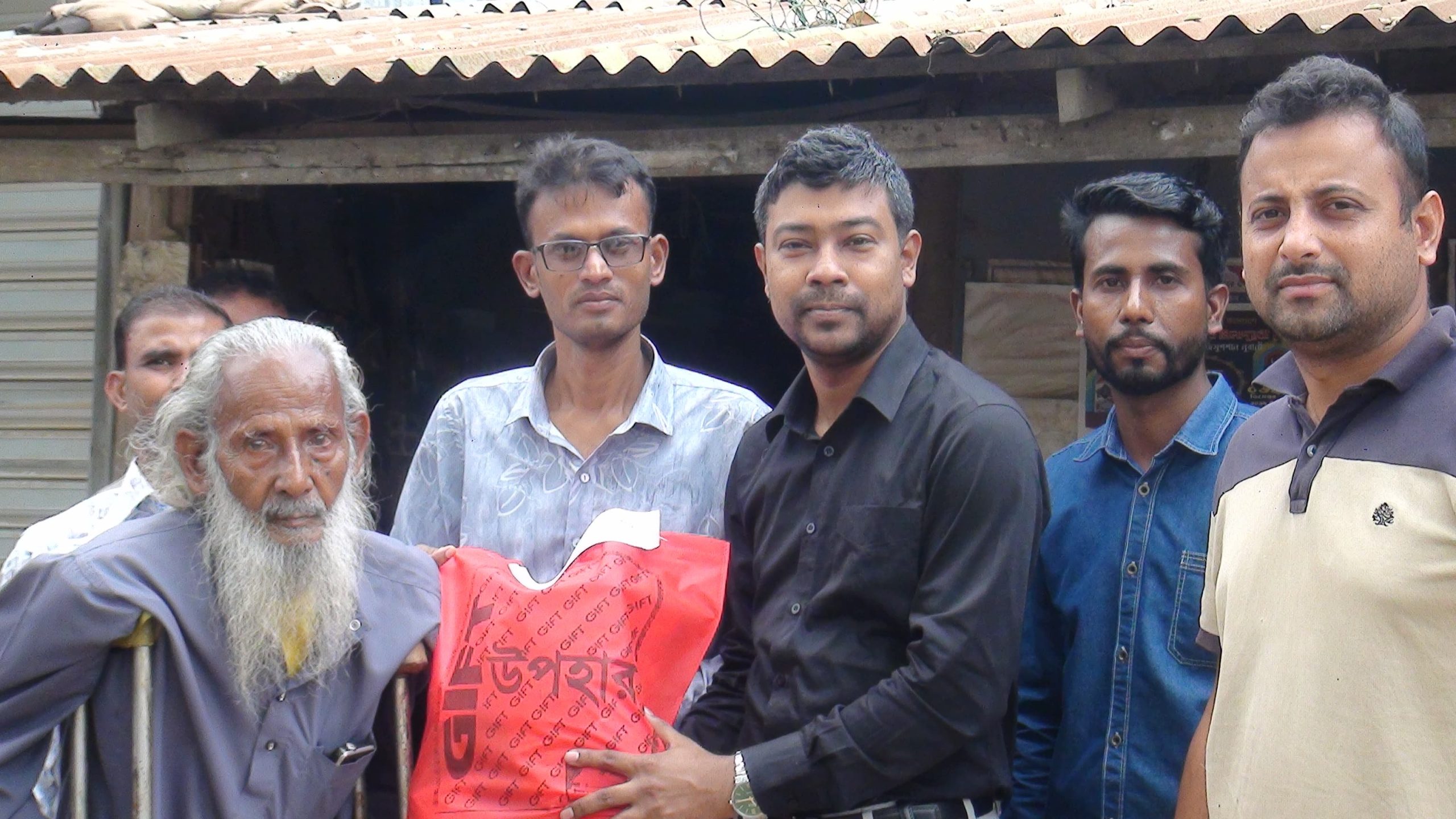 দীঘিনালায় ঘরে ঘরে গিয়ে অসহায়দের মাঝে ঈদ উপহার বিতরণ
