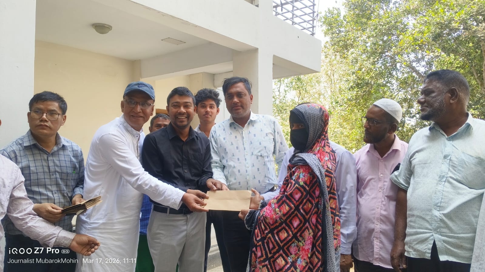 দীঘিনালায় প্রধানমন্ত্রীর ত্রাণ তহবিলের অর্থ বিতরণ, উপকারভোগীদের মুখে হাসি