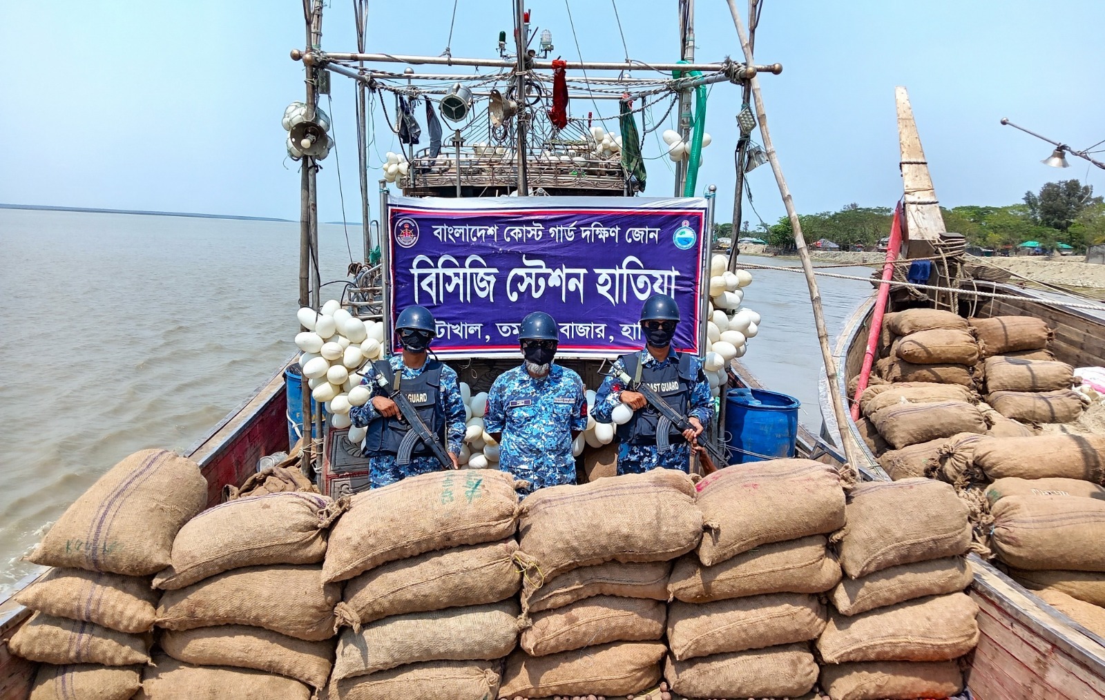 হাতিয়া মেঘনায় কোস্ট গার্ডের অভিযান: ৭৬০ বস্তা আলুসহ ২ ফিশিং বোট আটক