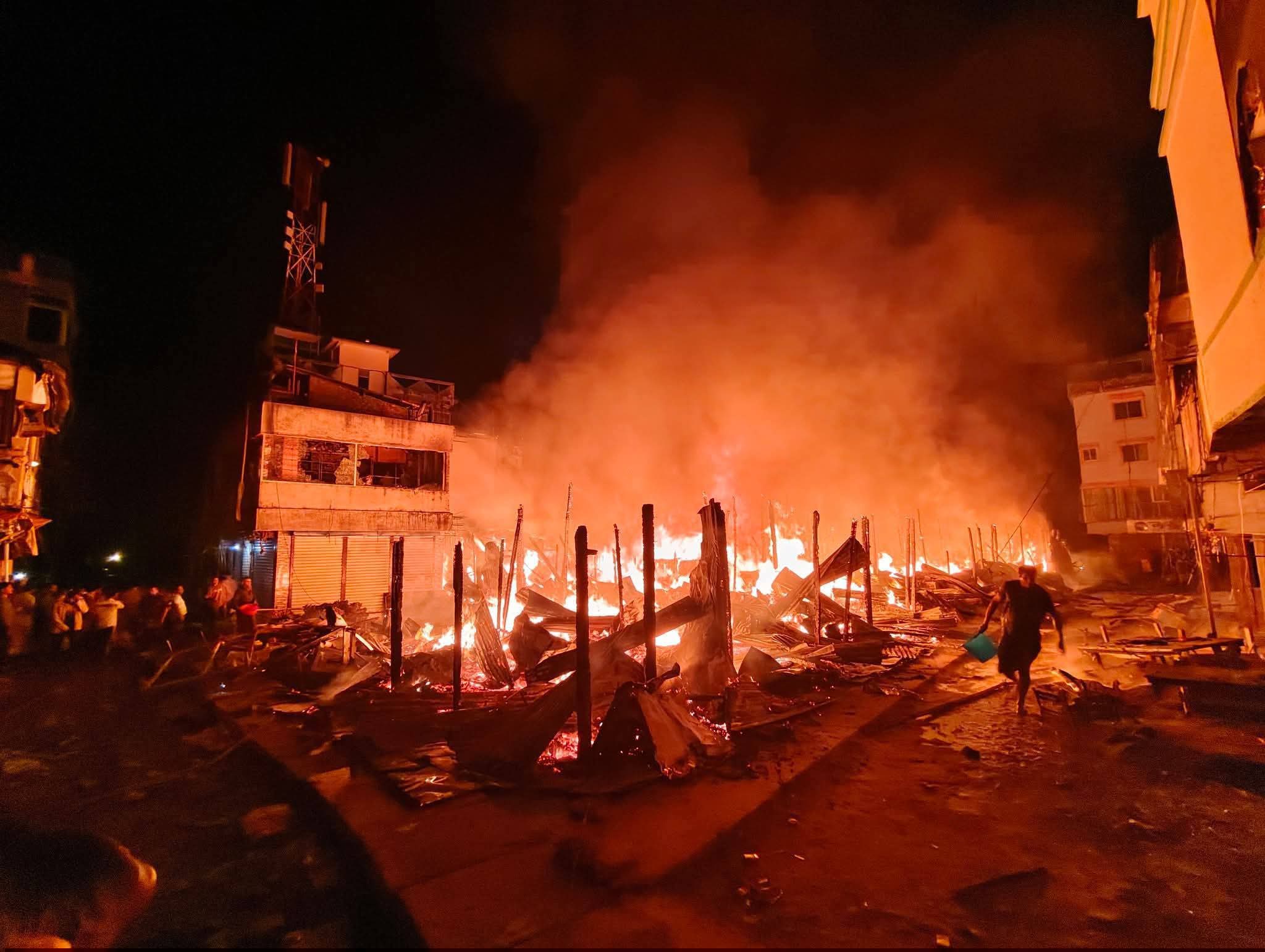 দীঘিনালায় ভয়াবহ অগ্নিকাণ্ডে ৩৫ দোকান পুড়ে ছাই, কোটি টাকার ক্ষতি