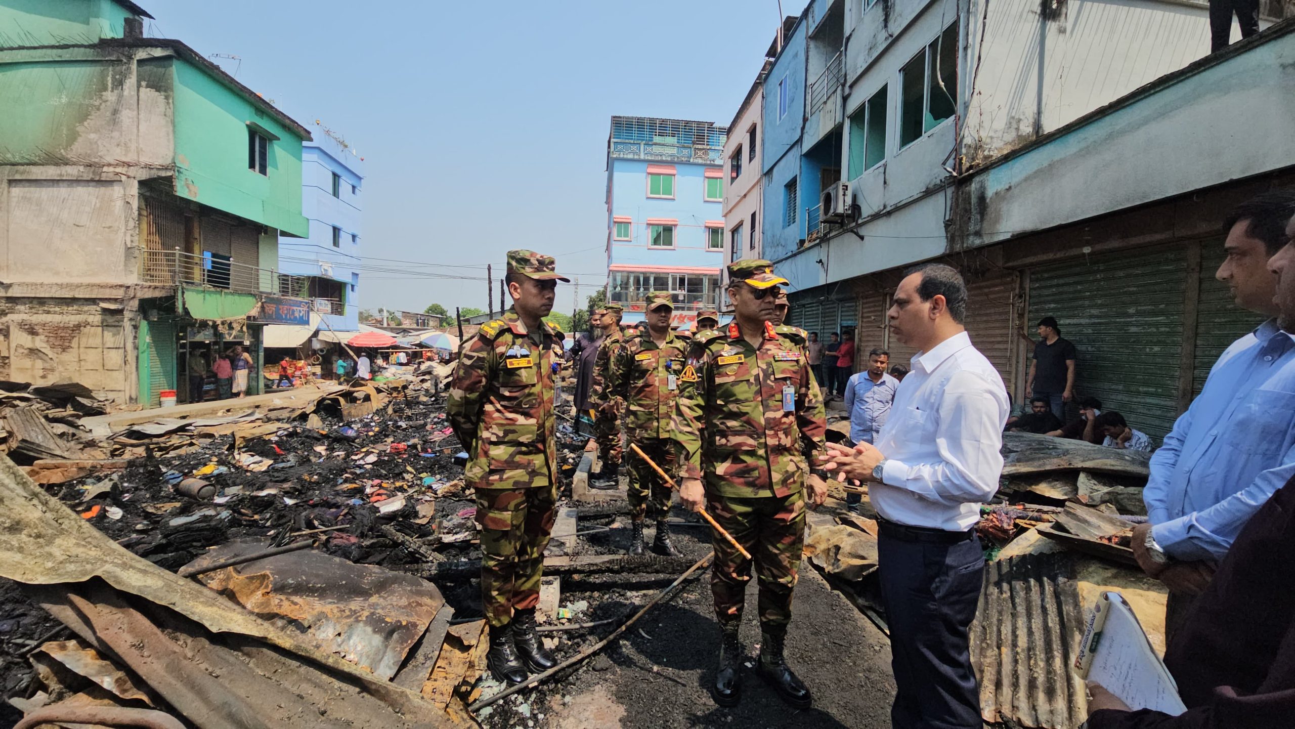 খাগড়াছড়ির দিঘিনালায় অগ্নিকাণ্ডে ক্ষতিগ্রস্তদের পাশে থাকার আশ্বাস সেনাবাহিনীর