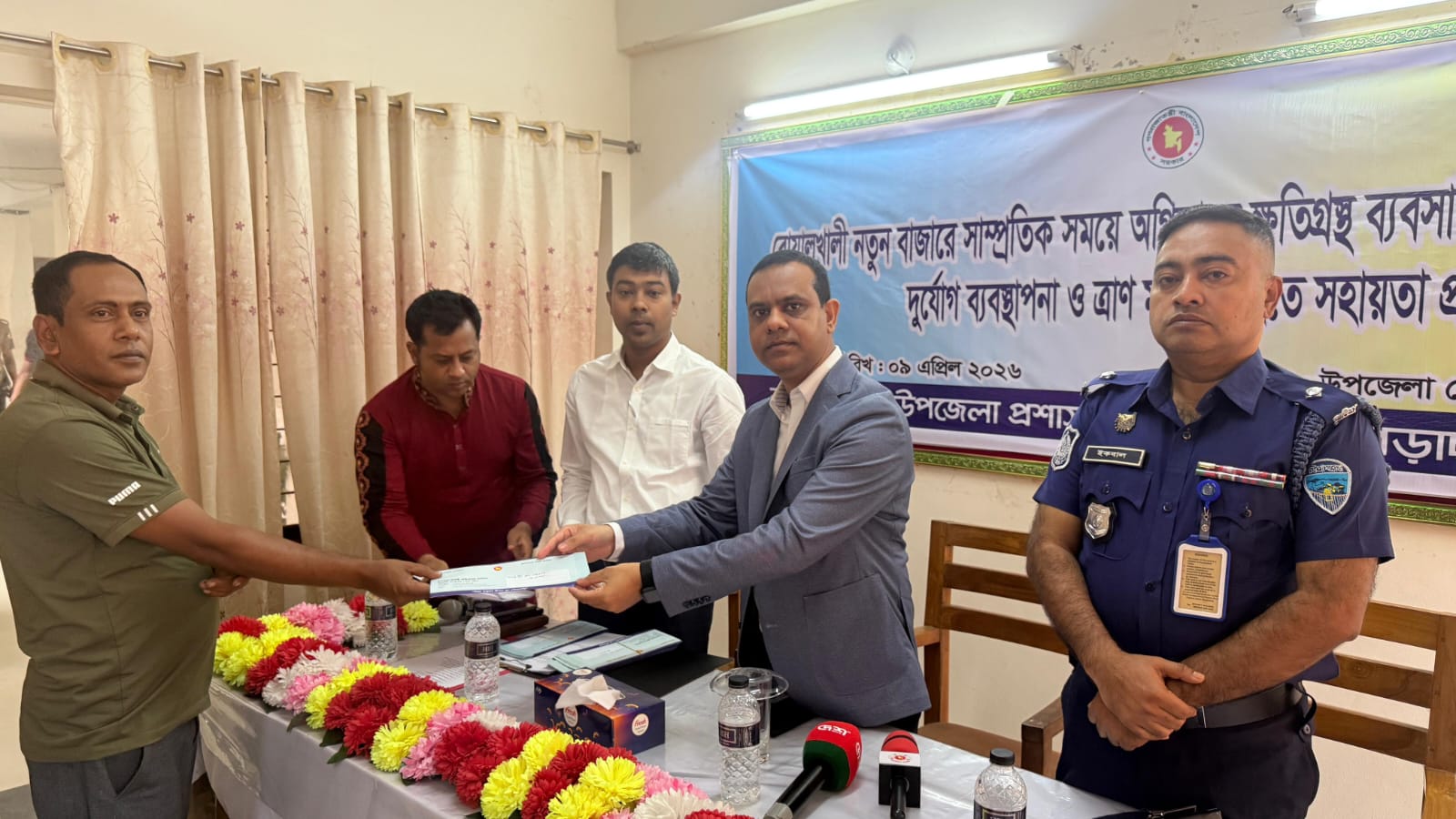 দীঘিনালায় অগ্নিকাণ্ডে ক্ষতিগ্রস্ত ব্যবসায়ীদের মাঝে আর্থিক সহায়তা,,