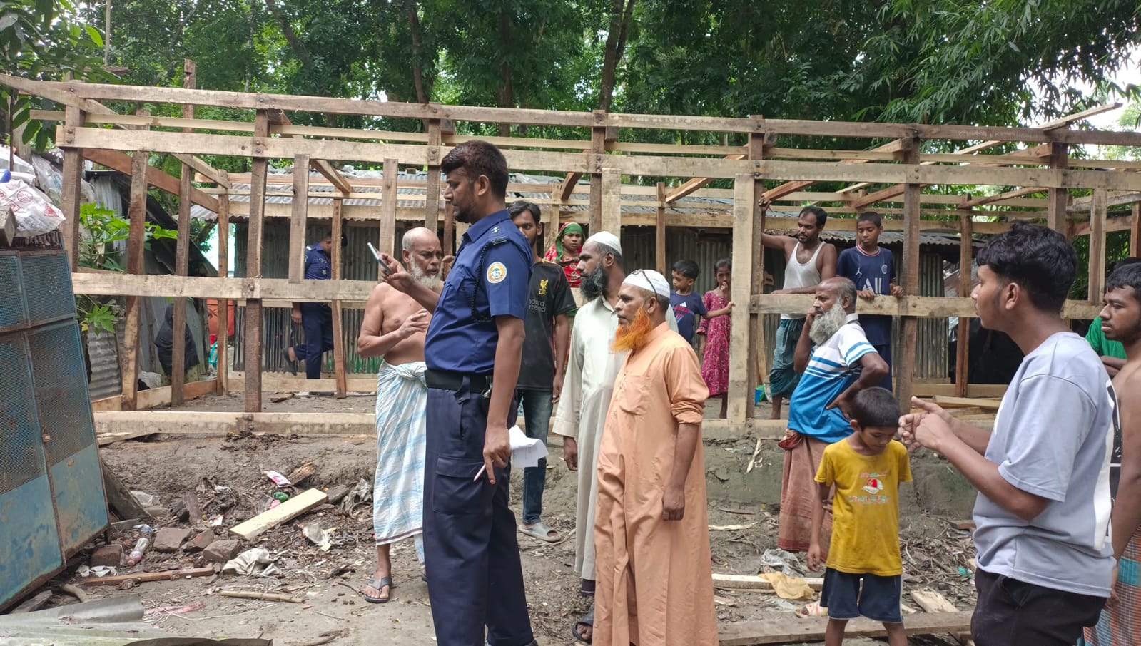 রাজাপুরে আদালতের নিষেধাজ্ঞা উপেক্ষার অভিযোগ, বসতঘর ভেঙে মালামাল লুট ও ঘর নির্মাণ,,