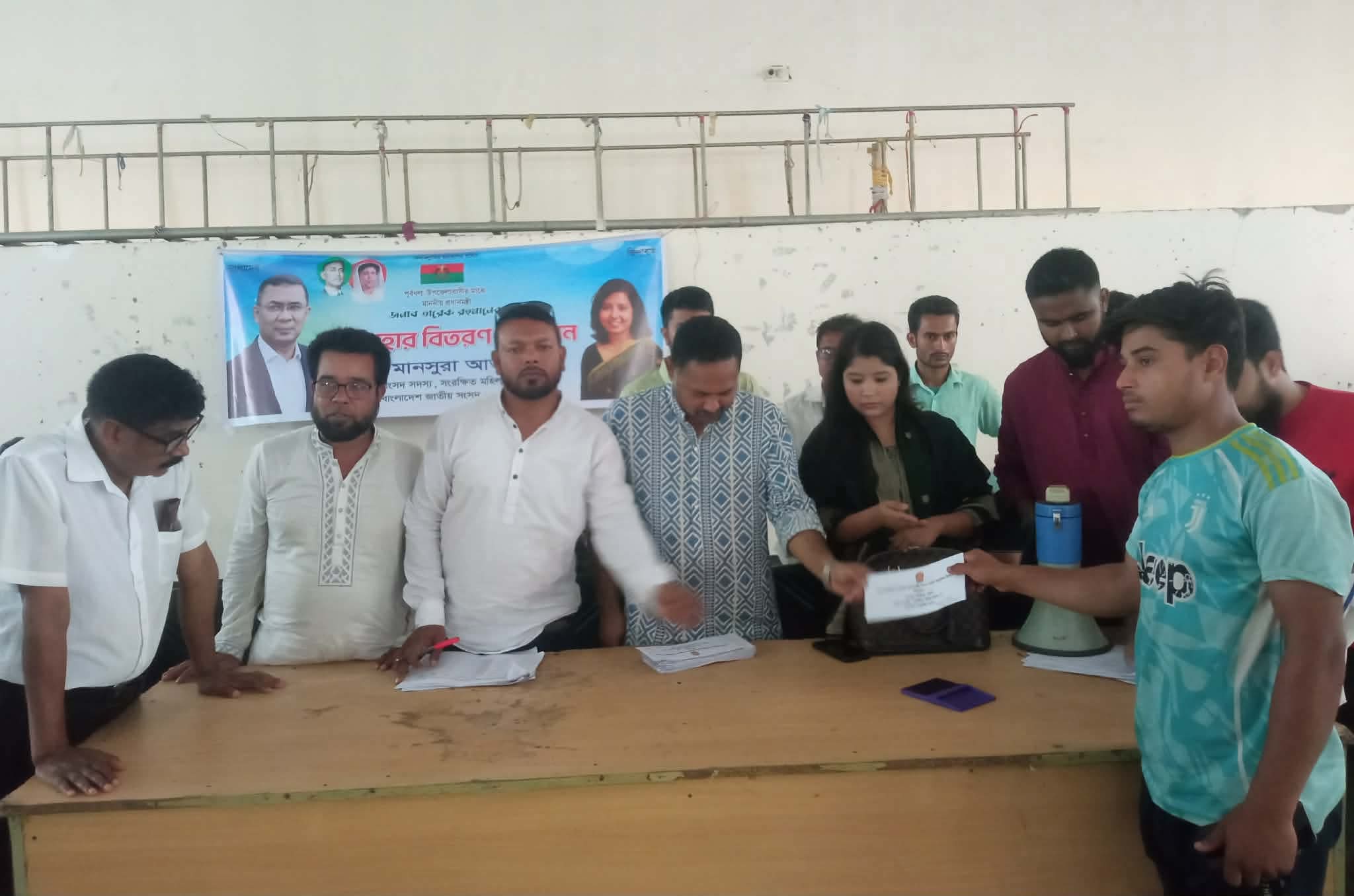 পূর্বধলায় এমপি মানসুরা আক্তারের উদ্যোগে প্রধানমন্ত্রীর ত্রাণ তহবিলের উপহার বিতরণ,,
